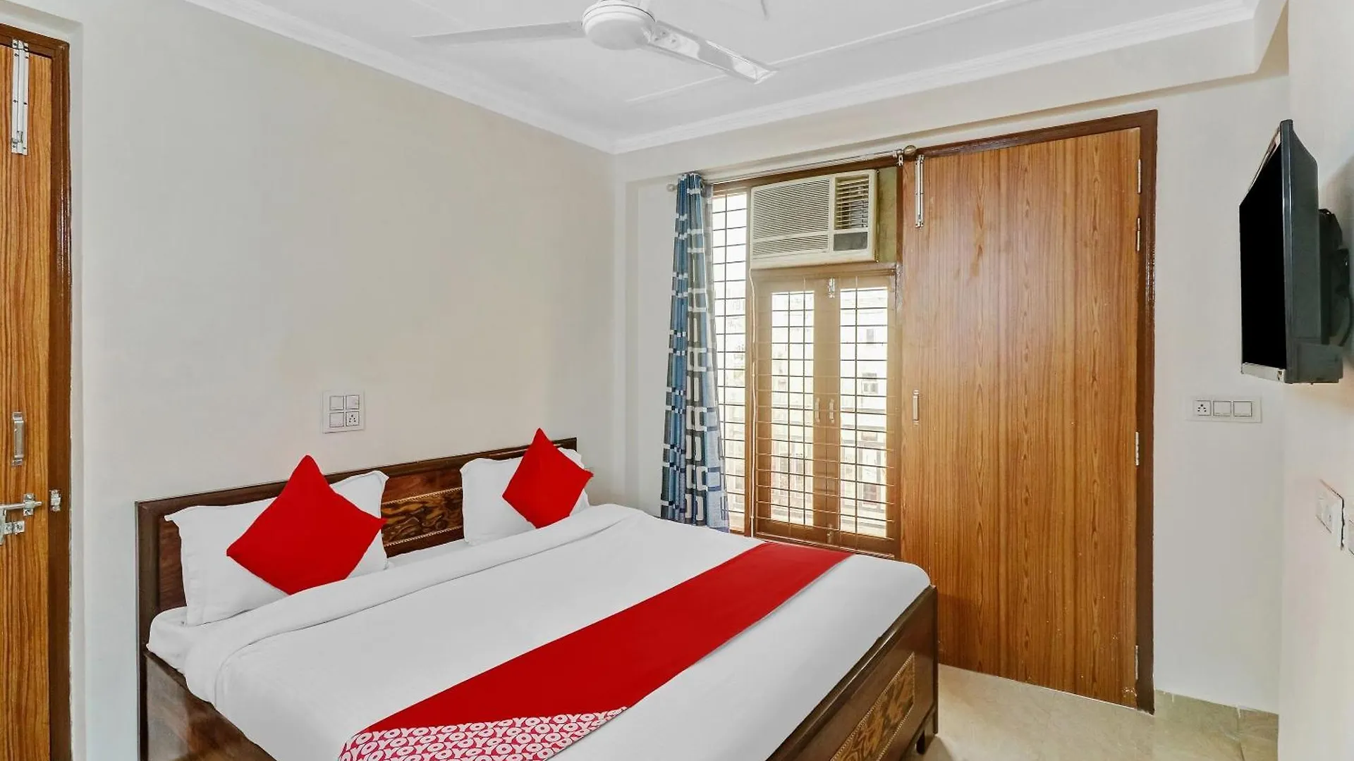 Hotel O South Plaza Near Qutab Minar Metro Station New Delhi