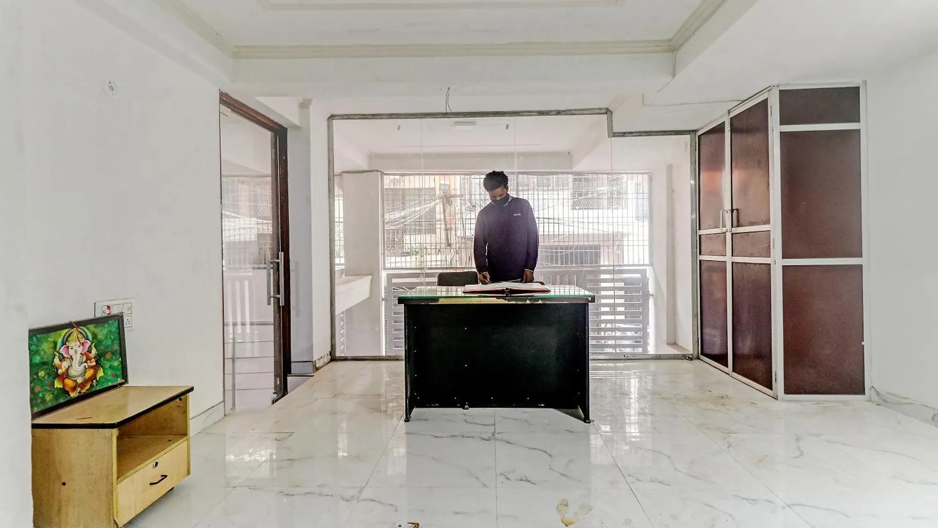 Hotel O South Plaza Near Qutab Minar Metro Station New Delhi