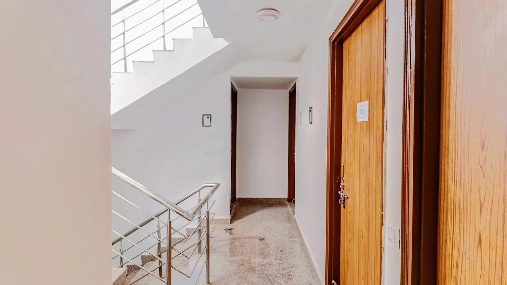 Hotel O South Plaza Near Qutab Minar Metro Station Nowe Delhi